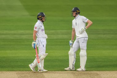 İngiltere 'den Ollie Pope, Papa LBW' den çıkartıldıktan sonra İngiltere 'den Zak Crawley' e konuştu fakat 1. Rothesay Test Maçı 'nda 1. 