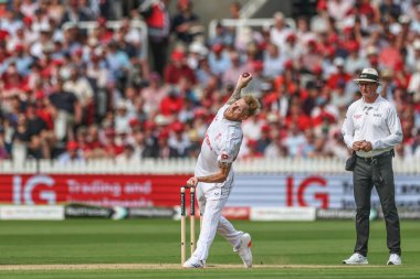 İngiltere 'den Ben Stokes topu Rothesay Test Maçı' nda veriyor. İkinci gün İngiltere - Batı Hint Adaları - Lords, Londra, İngiltere, 11 Temmuz 2024