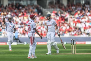 İngiltere 'den kederli Gus Atkinson Rothesay Test Maçı' nda altın ördek için dışarı fırlatıldıktan sonra İngiltere 'nin Batı Hint Adaları' na karşı Lords, Londra, İngiltere 'de 11 Temmuz 2024' te oynadığı maçta sahadan ayrıldı.