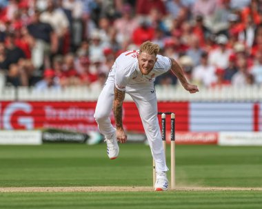 İngiltere 'den Ben Stokes topu Rothesay Test Maçı' nda veriyor. İkinci gün İngiltere - Batı Hint Adaları - Lords, Londra, İngiltere, 11 Temmuz 2024