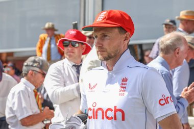 İngiltere 'den Joe Root, 11 Temmuz 2024' te Londra Lords 'da oynanan Rothesay Test Maçı 2. İngiltere - Batı Hint Adaları karşılaşmasında Ruth İngiltere için Kırmızı şapka takarak sahaya çıkıyor.