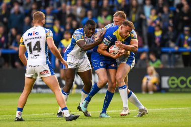 Warrington Wolves 'dan James Harrison, 17. Betfred Süper Ligi karşılaşmasında Leeds Rhinos takımından Mikolaj Oledzki tarafından Halliwell Jones Stadyumu' nda oynanan Warrington Wolves - Leeds Rhinos maçında yenildi. 