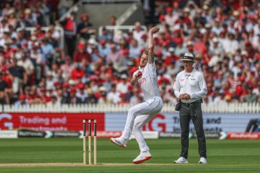 İngiltere 'den Ben Stokes topu Rothesay Test Maçı' nda veriyor. İkinci gün İngiltere - Batı Hint Adaları - Lords, Londra, İngiltere, 11 Temmuz 2024