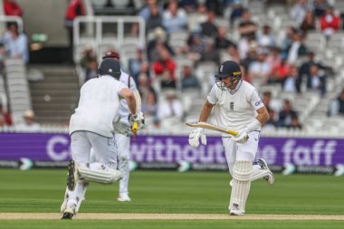İngiltere 'den Joe Root, 1. Rothesay Deneme Maçı' nda bir koşu yapıyor. 1. İngiltere - Batı Hint Adaları - Lords, Londra, İngiltere, 10 Temmuz 2024 