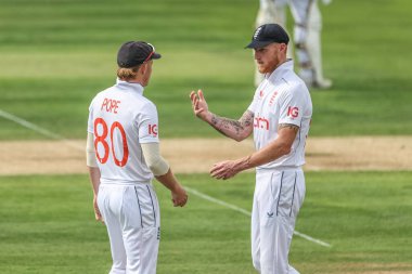 İngiltere 'den Ben Stokes, İngiltere' den Ollie Pope 'a talimat veriyor. Rothesay Test Maçı' nın ikinci gününde İngiltere - Batı Hint Adaları - Lords, Londra, İngiltere, 11 Temmuz 2024