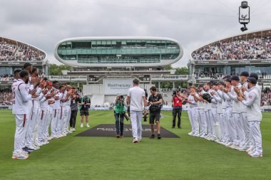 İngiltere 'den James Anderson, 12 Temmuz 2024' te Londra Lords, İngiltere 'de yapılan Rothesay Birinci Sınav Maçı' nda İngiltere 'nin Batı Hint Adaları' na karşı oynadığı son uluslararası test maçında bir onur kıtası aldı. 