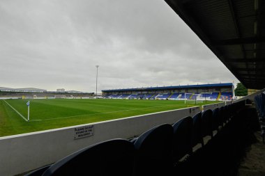 Deva Stadyumu, 11 Temmuz 2024 'te Chester Stadyumu' nda oynanan maç öncesinde Chester-Stoke City maçının genel görüntüsü. 