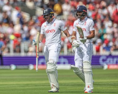 İngiltere 'den Jamie Smith ve İngiltere' den James Anderson, 11 Temmuz 2024 'te Lords, Londra, İngiltere' de oynanan Rothesay Test Maçı İkinci Gün İngiltere - Batı Hint Adaları karşılaşmasında oyun alanından ayrıldılar.