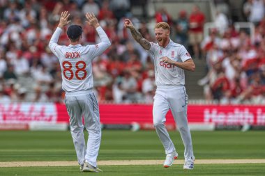 İngiltere 'den Ben Stokes, Batı Hint Adaları' ndan Mikyle Louis 'in kale atışını Rothesay Test Maçı' nda kutluyor. 2.