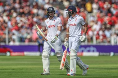 İngiltere 'den Jamie Smith ve İngiltere' den James Anderson, 11 Temmuz 2024 'te Lords, Londra, İngiltere' de oynanan Rothesay Test Maçı İkinci Gün İngiltere - Batı Hint Adaları karşılaşmasında oyun alanından ayrıldılar.