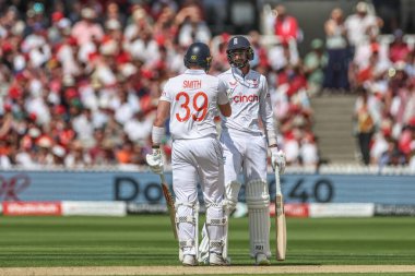 İngiltere 'den Shoaib Bashir, 11 Temmuz 2024' te Londra, İngiltere 'de oynanan Rothesay Test Maçı 2. Gün İngiltere - Batı Hint Adaları karşılaşmasında İngiltere' den Jamie Smith 'i yumrukladı.