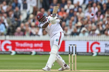 Batı Hint Adaları 'ndan Alzarri Joseph, 12 Temmuz 2024' te Londra Lords 'da yapılan Rothesay Birinci Sınav Maçı' nda topa vuruyor. 