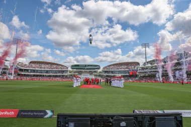 Andrew Strauss ve ailesi, Rothesay Test Maçı 'nda 5 dakika zilini çaldılar. 2. İngiltere, Batı Hint Adaları' na karşı Lords, Londra, İngiltere, 11 Temmuz 2024
