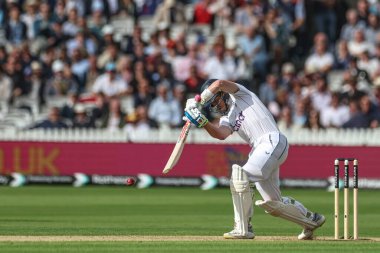 İngiltere 'den Ollie Pope, 1. Rothesay Test Maçı' nda Londra, İngiltere 'de Batı Hint Adaları' na karşı 10 Temmuz 2024 'te dört koşu yaptı ve yarım asır (50 koşu) koştu. 