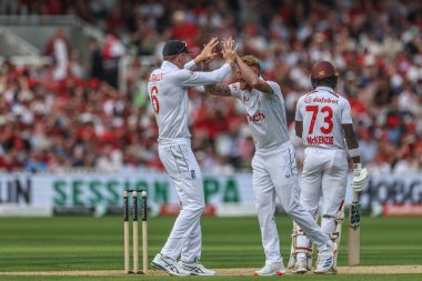 İngiltere 'den Ben Stokes, Batı Hint Adaları' ndan Kirk McKenzie 'nin kalesini kutluyor ve Rothesay Test Maçı' nda 6000 koşu için 200. kalesine çıkıyor.