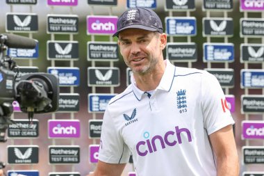 İngiltere 'den duygusal James Anderson, Rothesay Birinci Sınav Maçı' nda 12 Temmuz 2024 'te Lords, Londra, İngiltere' de Batı Hint Adaları 'na karşı oynadığı üçüncü günde İngiltere adına oynadığı son deneme maçından sonra 
