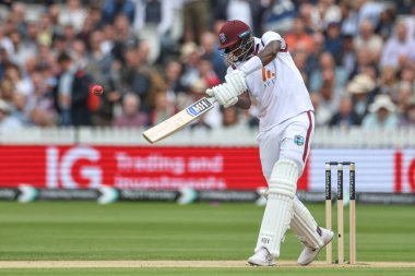 Batı Hint Adaları 'ndan Alzarri Joseph, 12 Temmuz 2024' te Londra 'nın başkenti Londra' da oynanan Rothesay Birinci Sınav Maçı 'nda dördüncü kalenin üzerinden top sürüyor. 