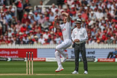 İngiltere 'den Ben Stokes topu Rothesay Test Maçı' nda veriyor. İkinci gün İngiltere - Batı Hint Adaları - Lords, Londra, İngiltere, 11 Temmuz 2024