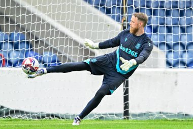 Stoke City 'den Viktor Johansson, 11 Temmuz 2024' te Chester-Stoke City maçı öncesinde Deva Stadyumu 'nda ısınıyor. 