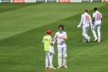 İngiltere 'den Harry Brook, 11 Temmuz 2024' te Lords, Londra, İngiltere ve Batı Hint Adaları arasındaki Rothesay Test Maçı 'nda bir içki içti.