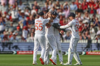 İngiltere 'den Ben Stokes, 11 Temmuz 2024' te Londra Lords 'ta oynanan Rothesay Test Maçı' nda Batı Hint Adaları 'ndan Jason Holder' ın kalesini kutluyor.