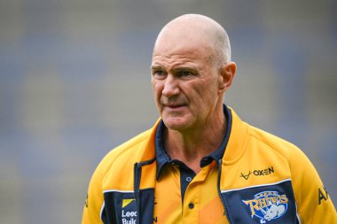 Brad Arthur Leeds Rhinos 'un baş antrenörü, 17. Betfred Süper Ligi karşılaşması Warrington Wolves - Leeds Rhinos maçında 11 Temmuz 2024' te Warrington 'daki Halliwell Jones Stadyumu' nda yerini aldı. 