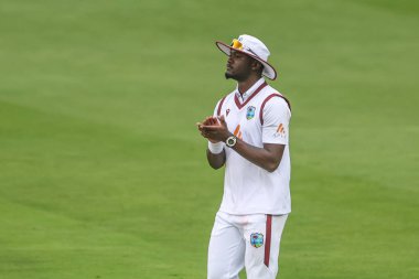 Batı Hint Adaları 'ndan Jayden Seales, 1. Rothesay Deneme Maçı' nda takım arkadaşlarını alkışlıyor. 1. 