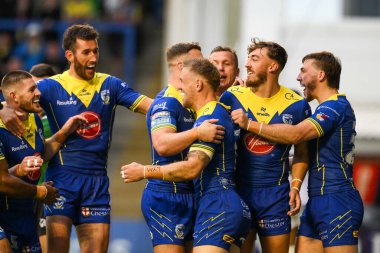 Warrington Wolves takımından Matt Dufty, 11 Temmuz 2024 'te Warrington Jones Stadyumu' nda oynanan 17. Warrington Wolves - Leeds Rhinos karşılaşmasında denemesini kutluyor.