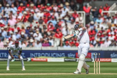 İngiltere 'den Jamie Smith, 11 Temmuz 2024' te Lords, Londra, İngiltere 'de oynanan Rothesay Test Maçı 2. Gün İngiltere - Batı Hint Adaları karşılaşmasında sahanın ortasına doğru iki koşu yaptı.