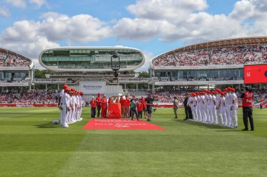 Andrew Strauss ve ailesi, Rothesay Test Maçı 'nda 5 dakika zilini çaldılar. 2. İngiltere, Batı Hint Adaları' na karşı Lords, Londra, İngiltere, 11 Temmuz 2024