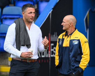 Sam Burgess Warrington Wolves 'un baş antrenörü Brad Arthur' la Leeds Rhinos 'un baş antrenörü 17. Betfred Süper Ligi karşılaşması öncesinde Halliwell Jones Stadyumu, Warrington, İngiltere, 11 Temmuz 2024' te Warrington 'da Warrington Wolves' a karşı Leeds Rhinos maçında sohbet ediyor. 