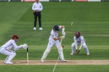 İngiltere 'den Joe Root, 11 Temmuz 2024' te Londra Lords 'da oynanan Rothesay Test Maçı İkinci Gün İngiltere - Batı Hint Adaları maçında güvenlik atışı yapıyor.