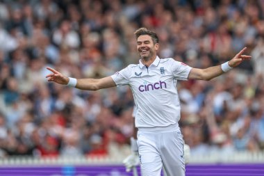 İngiltere 'den James Anderson, Batı Hint Adaları' ndan Joshua Da Silva 'nın kalesini Rothesay Birinci Sınav Maçı' nda kutluyor. Üçüncü Gün İngiltere - Batı Hint Adaları Lords, Londra, İngiltere, 12 Temmuz 2024 