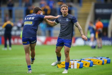 Warrington Wolves 'tan Adam Holroyd ve Sam Powell maç öncesi ısınma turunda 17. Betfred Süper Ligi karşılaşması öncesinde Warrington Wolves, Leeds Rhinos' a karşı Halliwell Jones Stadyumu, Warrington, 11 Temmuz 2024 