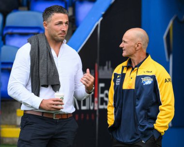 Sam Burgess Warrington Wolves 'un baş antrenörü Brad Arthur' la Leeds Rhinos 'un baş antrenörü 17. Betfred Süper Ligi karşılaşması öncesinde Halliwell Jones Stadyumu, Warrington, İngiltere, 11 Temmuz 2024' te Warrington 'da Warrington Wolves' a karşı Leeds Rhinos maçında sohbet ediyor. 