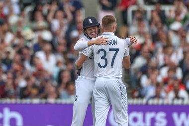 İngiltere 'den Gus Atkinson ve İngiltere' den Ollie Pope, 12 Temmuz 2024 'te Lords, Londra, Birleşik Krallık' ta oynanan Rothesay Birinci Sınav Maçı 'nda Batı Hint Adaları' ndan Shamar Joseph 'in kalesini kutluyor. 