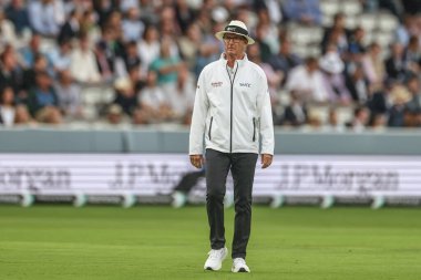 1. Rothesay Test Maçı 'nda sahada hakem Rod Tucker 1. İngiltere - Batı Hint Adaları Lords, Londra, İngiltere, 10 Temmuz 2024 