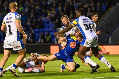 Warrington Wolves 'dan Matt Dufty Leeds Rhinos' tan Mikolaj Oledzki ve Samuel Eseh tarafından 17. Betfred Süper Lig karşılaşmasında yenildi. Warrington Wolves, Leeds Rhinos 'a karşı Halliwell Jones Stadyumu, Warrington, Birleşik Krallık, 11 Temmuz 2024