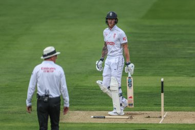 İngiltere 'den Ben Stokes, 11 Temmuz 2024' te Lords, Londra, İngiltere 'de oynanan Rothesay Test Maçı' nın ikinci gününde hakeme bakıyor.