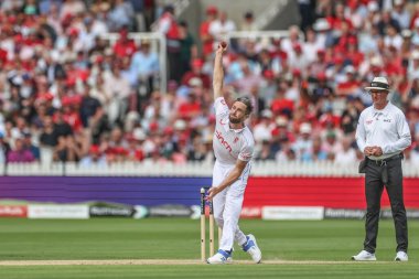 İngiltere 'den Chris Woakes topu Rothesay Test Maçı' nda veriyor. İkinci gün İngiltere, Batı Hint Adaları 'na karşı Lords, Londra, İngiltere, 11 Temmuz 2024