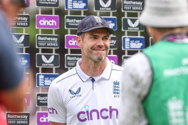 İngiltere 'den duygusal James Anderson taraftarları, Rothesay Birinci Sınav Maçı' nda adını haykırıyor. 3. İngiltere Batı Hint Adaları 'na karşı Lords, Londra, İngiltere, 12 Temmuz 2024 