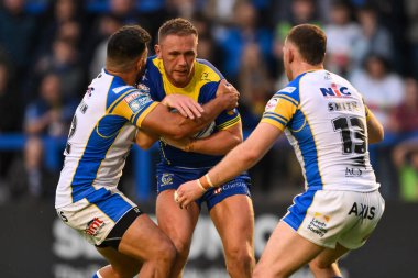 Warrington Wolves 'dan Ben Currie, 17. Betfred Süper Ligi karşılaşmasında Leeds Rhinos' tan Rhyse Martin tarafından Halliwell Jones Stadyumu 'nda oynanan Warrington Wolves - Leeds Rhinos maçında yenildi. 