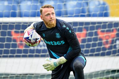 Stoke City 'den Viktor Johansson, 11 Temmuz 2024' te Chester-Stoke City maçı öncesinde Deva Stadyumu 'nda ısınıyor. 