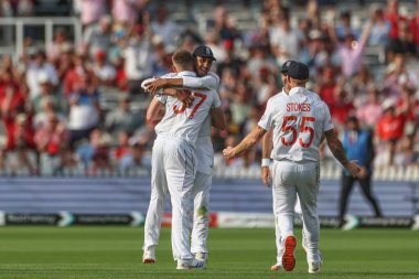 İngiltere 'den Ben Stokes, 11 Temmuz 2024' te Londra Lords 'ta oynanan Rothesay Test Maçı' nda Batı Hint Adaları 'ndan Jason Holder' ın kalesini kutluyor.