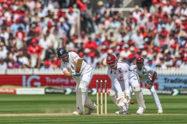 İngiltere 'den Chris Woakes, 11 Temmuz 2024' te Londra, İngiltere 'de oynanan Rothesay Test Maçı 2. İngiltere - Batı Hint Adaları karşılaşmasında bir koşu için topa vuruyor.