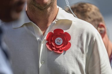 Ruth için Kırmızı Rosette, Rothesay Test Maçı 'nda eski İngiliz oyuncu Stuart Broad' a karşı Batı Hint Adaları - Lords, Londra, Birleşik Krallık, 11 Temmuz 2024