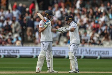 İngiltere 'den Zak Crawley ve İngiltere' den Joe Root, 1. Rothesay Test Maçı 'nda yumruk tokuşturuyor. 1. 