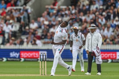 Batı Hint Adaları 'ndan Jason Holder topu 1. Rothesay Test Maçı' nda veriyor. 1. İngiltere - Batı Hint Adaları, Londra, İngiltere, 10 Temmuz 2024 