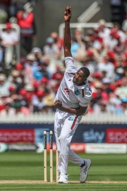 Batı Hint Adaları 'ndan Jason Holder, 11 Temmuz 2024' te Lords, Londra, İngiltere 'de oynanan Rothesay Test Maçı' nda ilk kez yeni bir top getirdi.