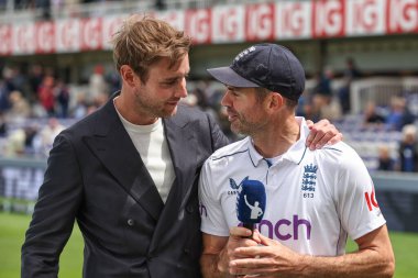 İngiltere 'den James Anderson, Rothesay Birinci Sınav Maçı' nda en iyi arkadaşı ve eski takım arkadaşı Stuart Broad ile Lords, Londra, İngiltere 'de Batı Hint Adaları' na karşı 3. 